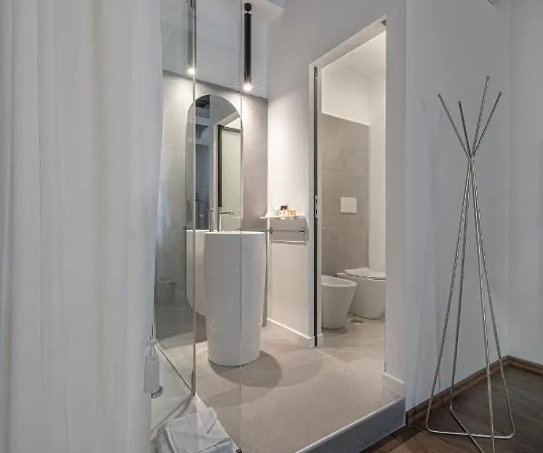 Little Queen Rooms * Rome